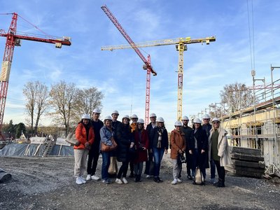 Die Mitglieder des Arbeitskreises Presse- und Öffentlichkeitsarbeit auf der Baustelle des Quartiers am Rotweg